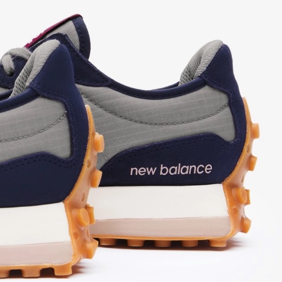 Last Women’s Navy FIGS x New Balance 327 Sneaker - Picture 3 of 7